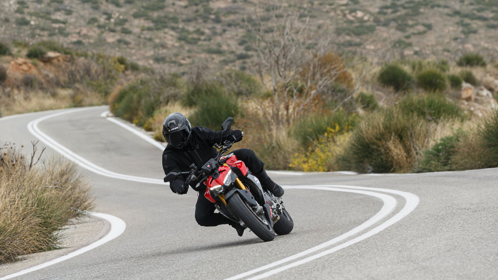 Με ένα μικρό σκαλοπάτι λίγο κάτω από τις 3.000σαλ., η  ροπή λάστιχο τεντώνει τις επιδόσεις είτε από στάση είτε εν κινήσει, με αδιάκοπη παρουσία μέχρι τον κόφτη στις 11.000σαλ. 