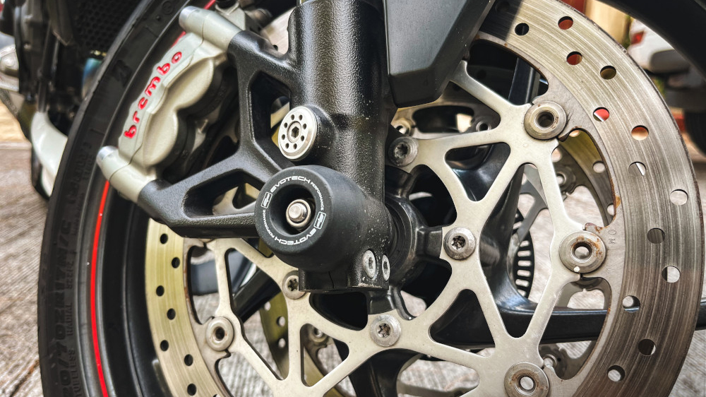 Οι πλευστές δισκόπλακες είναι μια επιλογή των κατασκευαστών που συναντάμε πλέον πολύ συχνά στις μοτοσυκλέτες. Ποιά είναι η διαφορά τους όμως με τις «παραδοσιακές» δισκόπλακες και γιατί οι μεγάλοι κατα