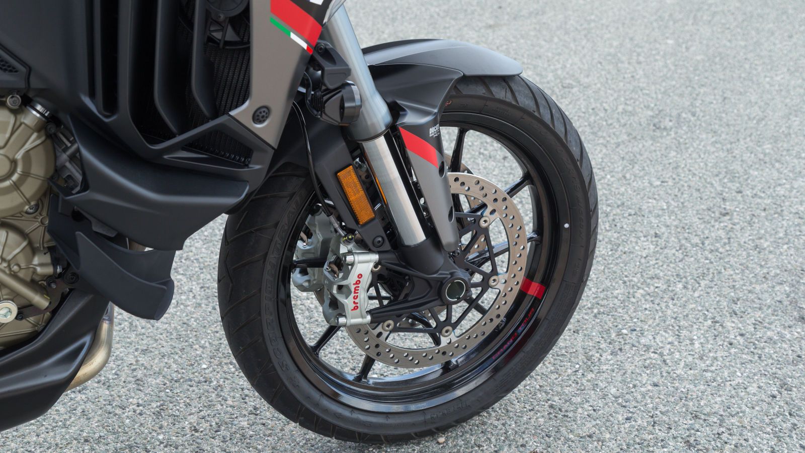 Στα φρένα, η Multistrada V4 S εξοπλίζεται με δίσκους 330 χιλιοστών και με πανίσχυρες τετραπίστονες ακτινικές δαγκάνες Brembo Μ50 Stylema μπροστά και ένα δίσκο 280 χιλιοστών με 2πίστονη πλευστή δαγκάνα