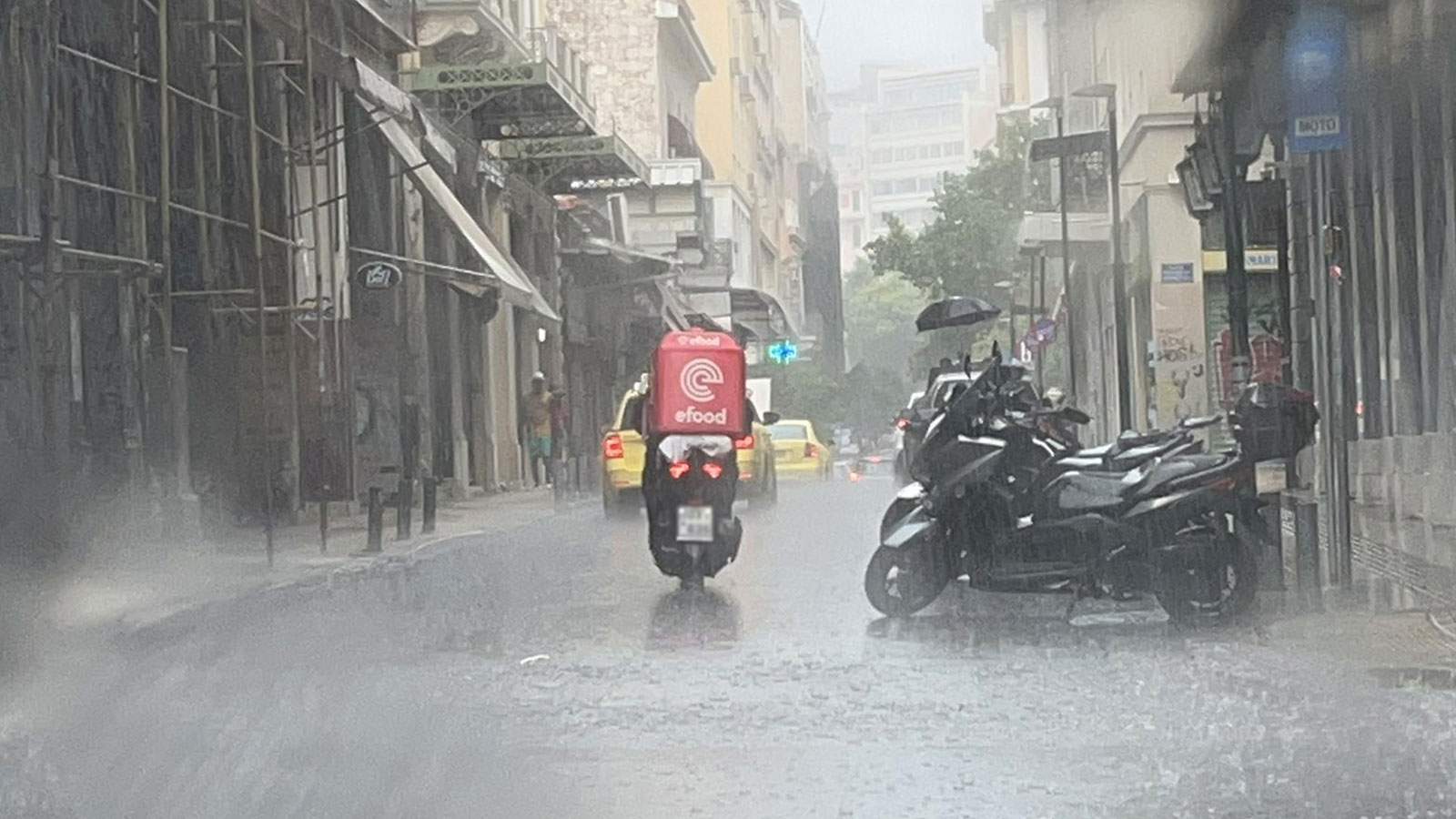 efood: Καταγγελίες εργαζομένων μέσω κακοκαιρίας Byron – «Μας έστελναν να πνιγούμε μέσα στη νεροποντή»