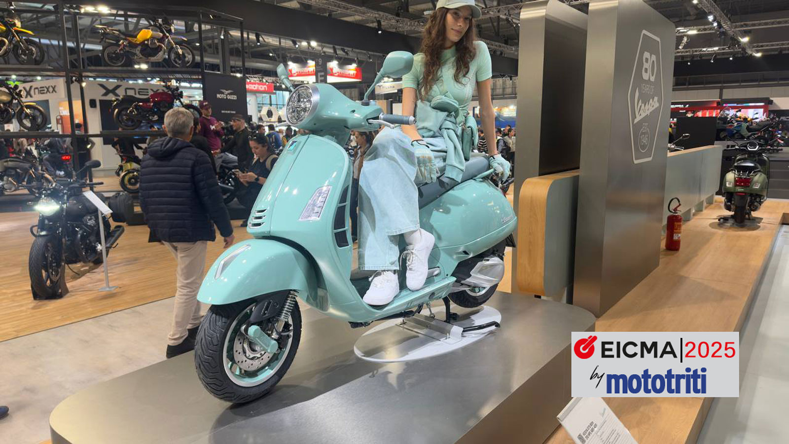 Η πρώτη εντύπωση έρχεται από την ειδική βαφή Verde Pastello, που παραπέμπει ευθέως στο πρώτο μοντέλο του 1946. Το χρώμα αυτό, αντλημένο από τα αρχεία της Piaggio, φέρνει ξανά στην επιφάνεια το πνεύμα Η πρώτη εντύπωση έρχεται από την ειδική βαφή Verde Pastello, που παραπέμπει ευθέως στο πρώτο μοντέλο του 1946. Το χρώμα αυτό, αντλημένο από τα αρχεία της Piaggio, φέρνει ξανά στην επιφάνεια το πνεύμα