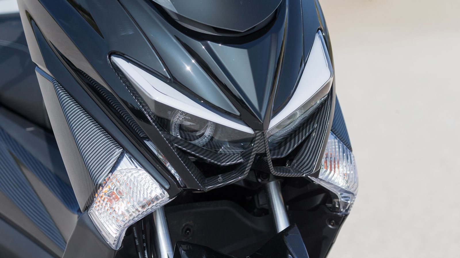 Το EMOOV JSM1 εντυπωσιάζει με τον δυναμικό και επιβλητικό σχεδιασμό του, συνδυάζοντας αιχμηρές γραμμές, σπορ αναλογίες και λεπτομέρειες που αναδεικνύουν την υψηλή ποιότητα. Οι διπλοί LED προβολείς με 