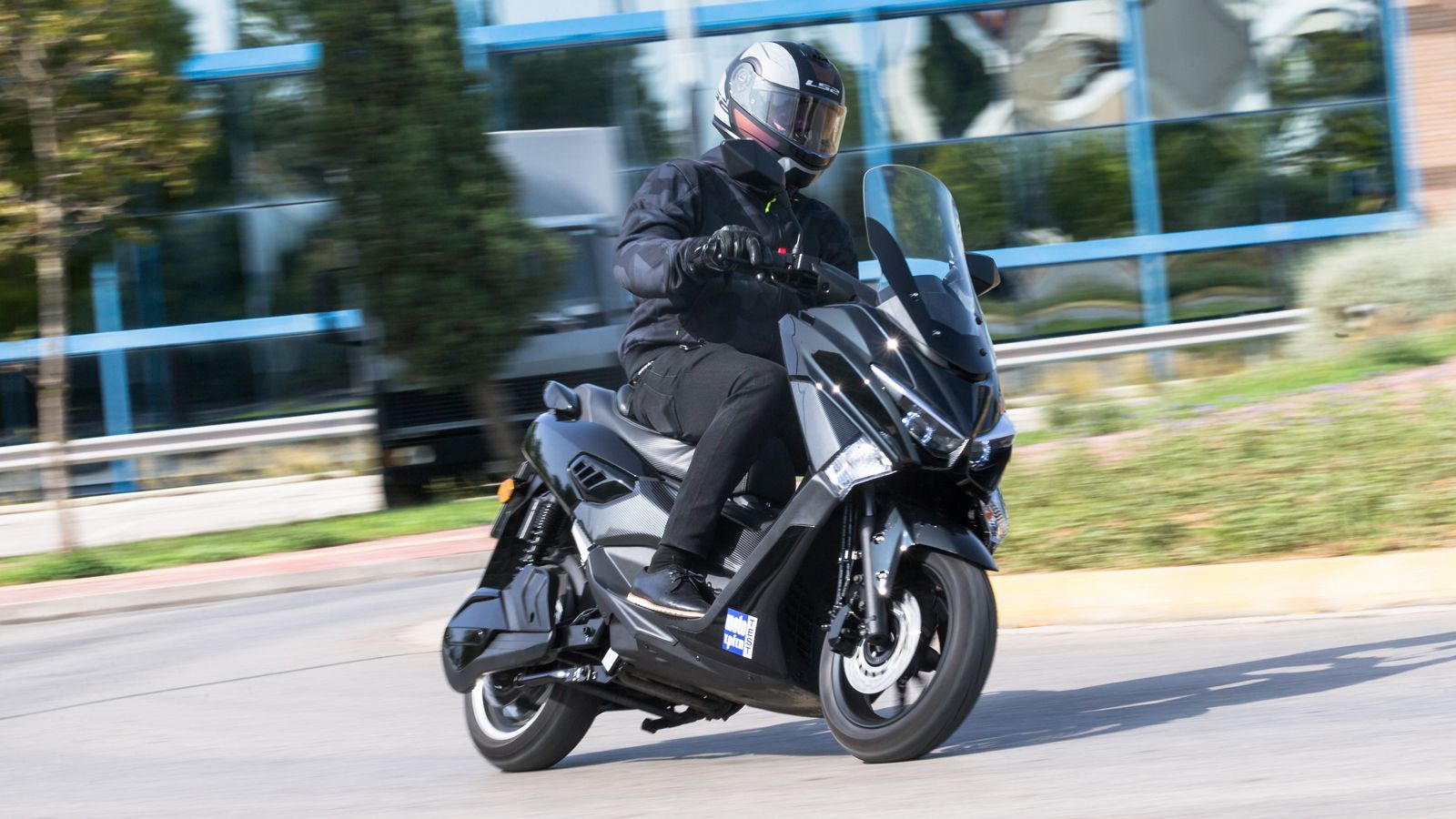 Πιάνει 130χλμ/ώρα τελική, έχει 200χλμ αυτονομία και είναι ηλεκτρικό – Ποιο scooter είναι;