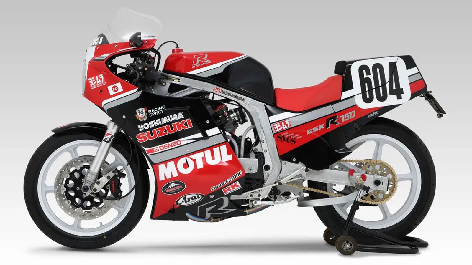 Η συνεργασία ανάμεσα στη Suzuki και τη Yoshimura μετρά πολλές δεκαετίες, με κορυφαίες επιτυχίες στους αγώνες ταχύτητας. Μέσα από αυτή τη σχέση δημιουργήθηκε η GSX-R750, ένα μοντέλο που σημάδεψε τα μέσ Η συνεργασία ανάμεσα στη Suzuki και τη Yoshimura μετρά πολλές δεκαετίες, με κορυφαίες επιτυχίες στους αγώνες ταχύτητας. Μέσα από αυτή τη σχέση δημιουργήθηκε η GSX-R750, ένα μοντέλο που σημάδεψε τα μέσ