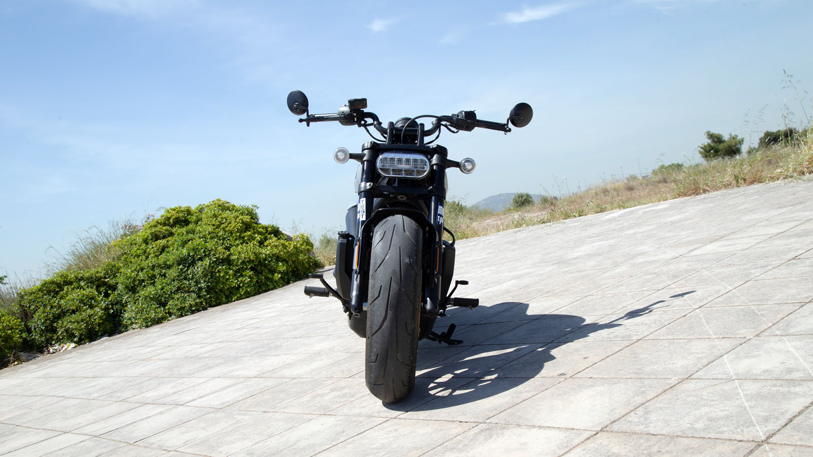 Η Sportster S αποτελεί ένα πραγματικά επαναστατικό βήμα για την εταιρεία και δείχνει πως η Harley-Davidson μπορεί να εξελίσσεται χωρίς να χάνει την ταυτότητά της. 