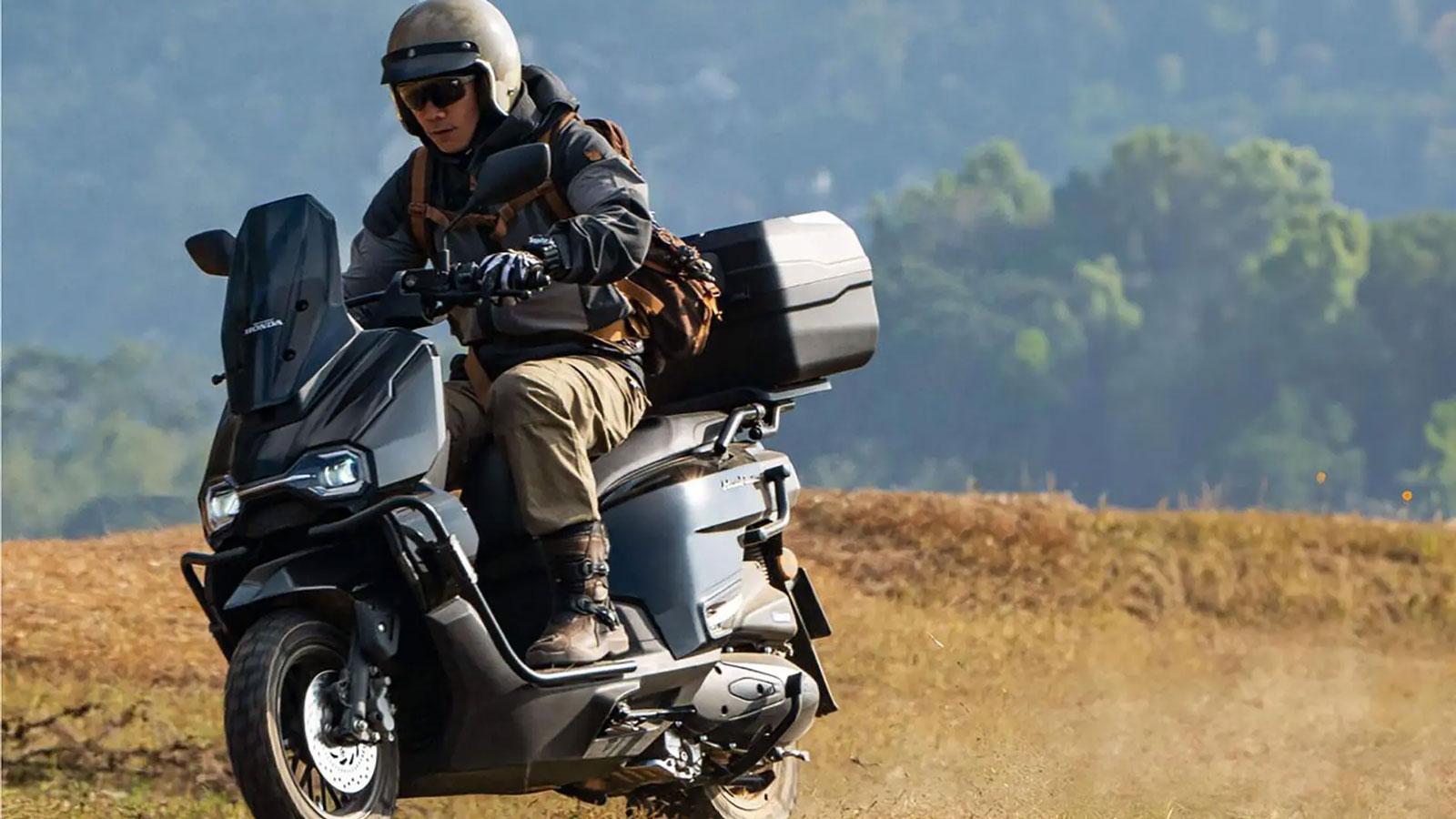 Adventure εμφάνιση εμπνευσμένη από το Honda ADV και κινητήρας από το PCX Adventure εμφάνιση εμπνευσμένη από το Honda ADV και κινητήρας από το PCX