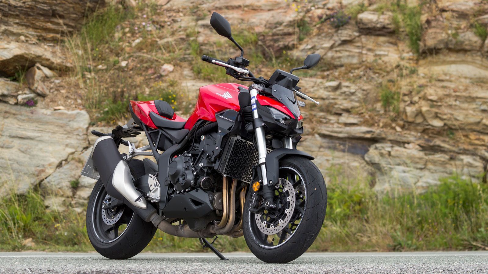 Η Honda, ακολουθώντας τις σύγχρονες επιταγές, λησμόνησε τις Retro επιρροές που χαρακτήριζαν το CB 1000R και έφερε έναν ολοκαίνουριο και σύγχρονο σχεδιασμό στο Hornet, διατηρώντας στοιχεία που εκπέμπου