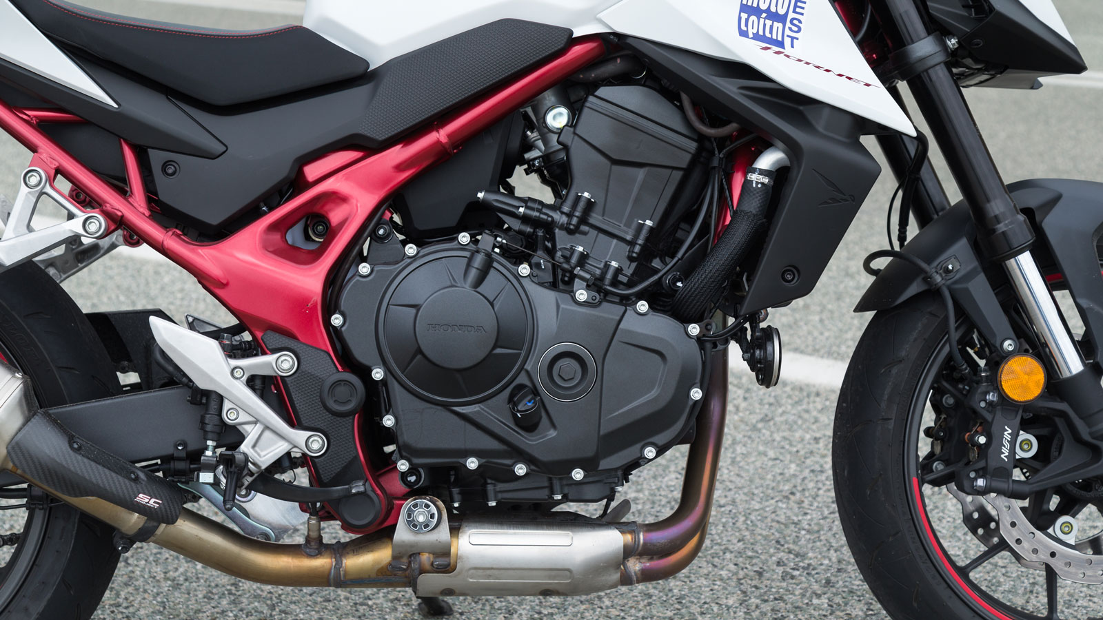 Η έκδοση του Honda CB 750 Hornet για το 2025, αποτελεί καθαρά ένα Facelift, με τον κινητήρα να παραμένει ίδιος. Αποκτούσε ήδη άλλωστε σύγχρονη τεχνολογία, ενώ οι μετατροπές που χρειάστηκε προς συμμόρφ