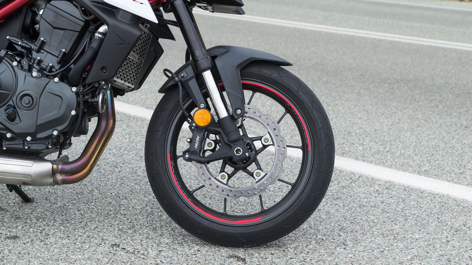 Στις αναρτήσεις θα βρεις εμπρός ένα ανεστραμμένο πιρούνι 41χλστ SFF-BP της Showa και ένα monoshock αμορτισέρ της ίδιας εταιρείας πίσω με μοχλικό Pro-Link και ρυθμιζόμενη προφόρτιση. Ο