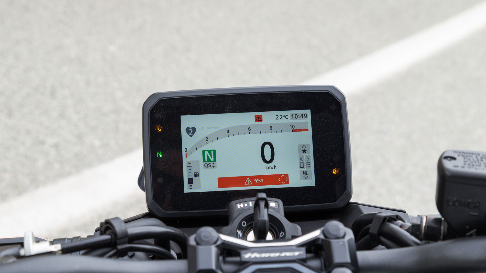 Νέα και πιο ευκρινής είναι η TFT οθόνη 5 ιντσών, η οποία διαθέτει λειτουργία εναλλασσόμενου φόντου και φωτεινότητας βάσει των συνθηκών φωτισμού του περιβάλλοντος.