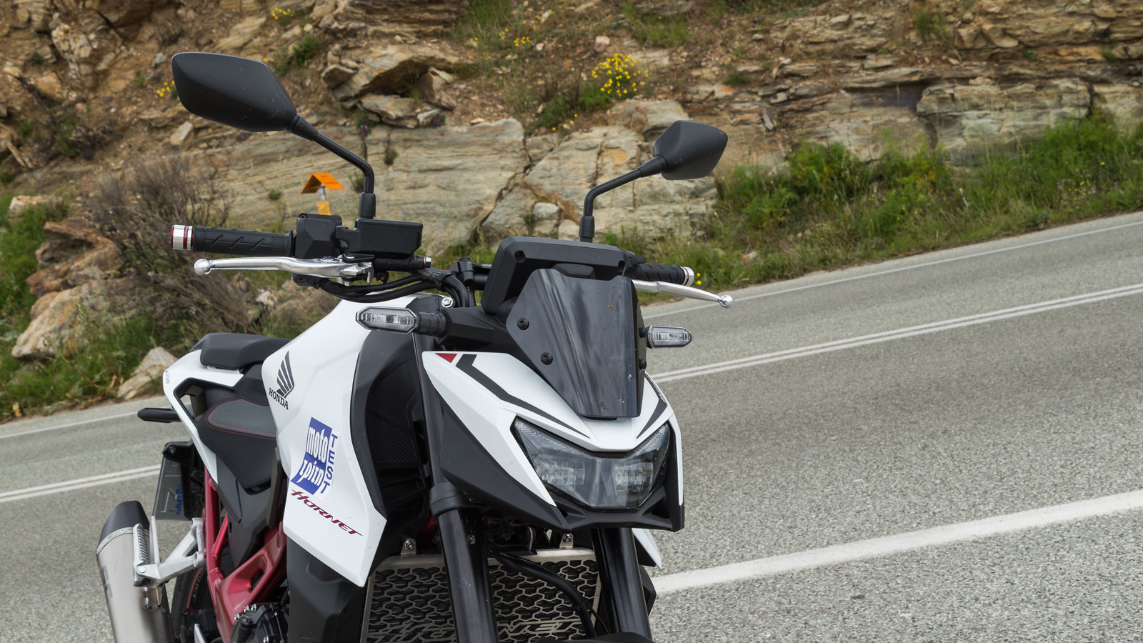 Οι αλλαγές στον σχεδιασμό του νέου CB 750 Hornet, αφορούν κυρίως το εμπρός μέρος, με την μάσκα να είναι ολικά ανασχεδιασμένη και να το διαφοροποιεί αισθητά πλέον από το μικρότερο 500άρι αδελφάκι του.