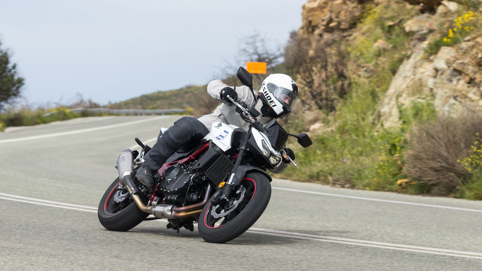 Το ηλεκτρόγκαζο μεταδίδειστον αναβάτη αίσθηση άμεσης σύνδεσης, παρόμοια με αυτή ντίζας, ενώ στο Sport Mode γίνεται αισθητή η πιο ενθουσιώδης απόκρισή του.