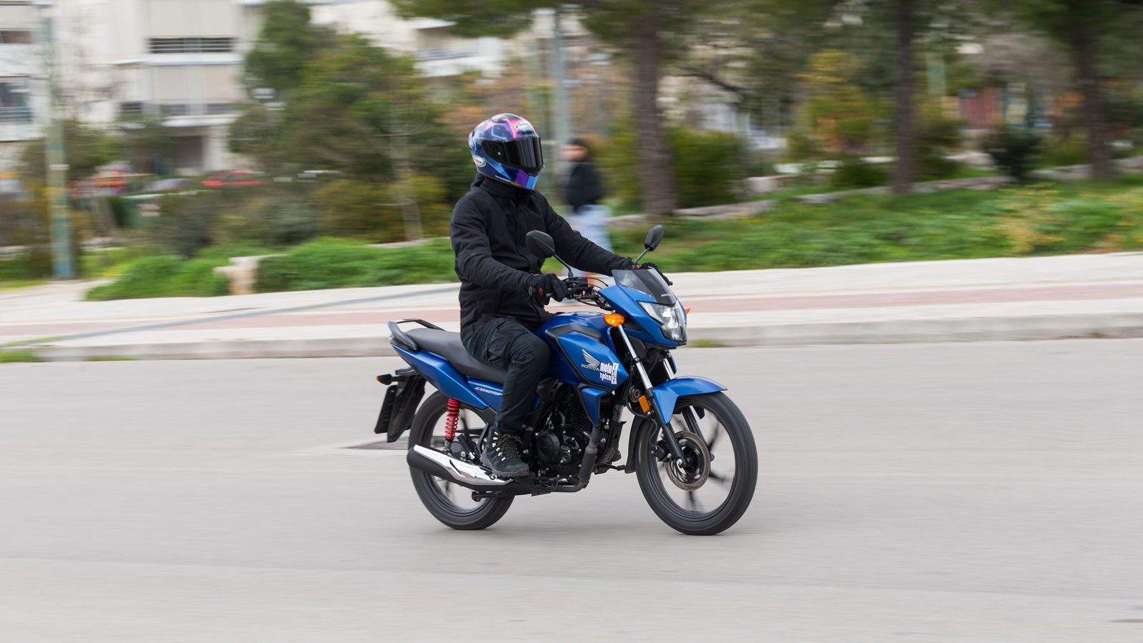 Φυσικά τα πολλά λόγια είναι περιττά για την ευκολία χρήσης μέσα στην πόλη, καθώς το μικρό της βάρος (117 κιλά) και το μεγάλο κόψιμο του τιμονιού θα σε βγάλουν από οποιοδήποτε «στρίμωγμα». 
