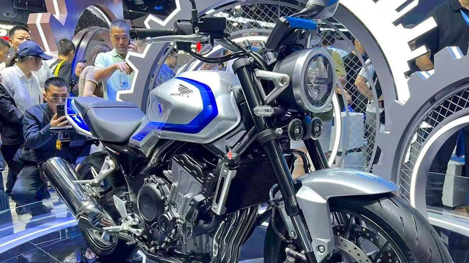 Η Honda επέλεξε την έκθεση CIMA 2025 στην Κίνα για να παρουσιάσει ένα από τα πιο δυνατά χαρτιά της: το νέο CB500 Super Four 2026. Η επιστροφή του ονόματος «Super Four» προκαλεί έντονη συγκίνηση, καθώς