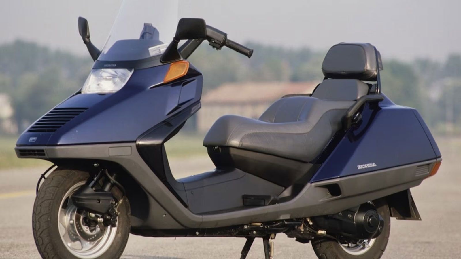 Στα μέσα της δεκαετίας του 80, η Honda αποφάσισε να ταράξει τα νερά. Μέχρι τότε, το scooter ήταν συνώνυμο με τη Vespa. Κι όμως, το 1986, εμφανίστηκε στη σκηνή το Honda CN 250, ένα δίτροχο που δεν έμοι