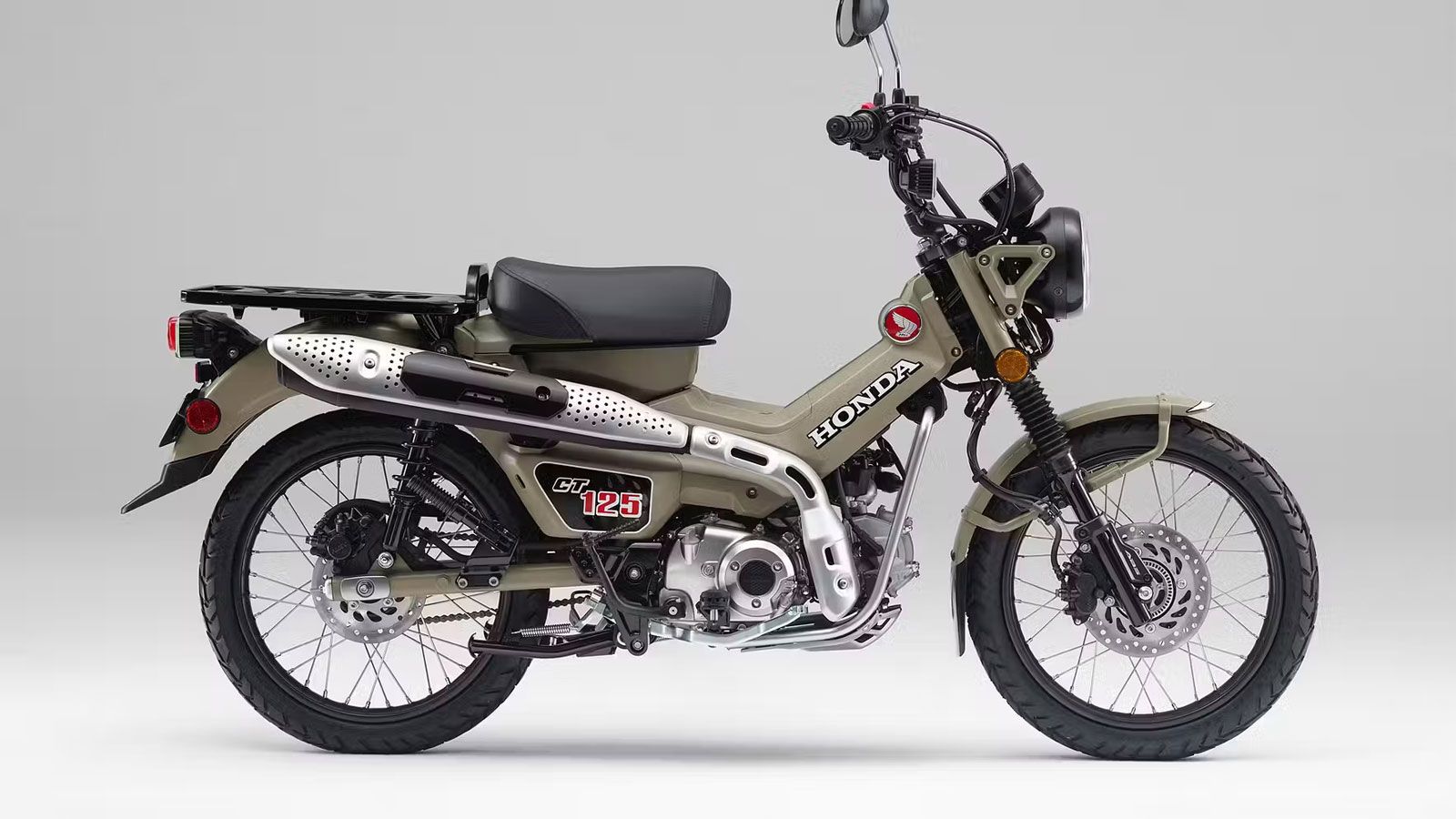 Η Honda CT 125 Hunter Cub είναι μια ξεχωριστή περίπτωση. Μπορεί να βασίζεται στην πασίγνωστη Super Cub, όμως στην πράξη έχει εξελιχθεί σε ένα mini scrambler με ενισχυμένη off-road ταυτότητα. Η Honda CT 125 Hunter Cub είναι μια ξεχωριστή περίπτωση. Μπορεί να βασίζεται στην πασίγνωστη Super Cub, όμως στην πράξη έχει εξελιχθεί σε ένα mini scrambler με ενισχυμένη off-road ταυτότητα.