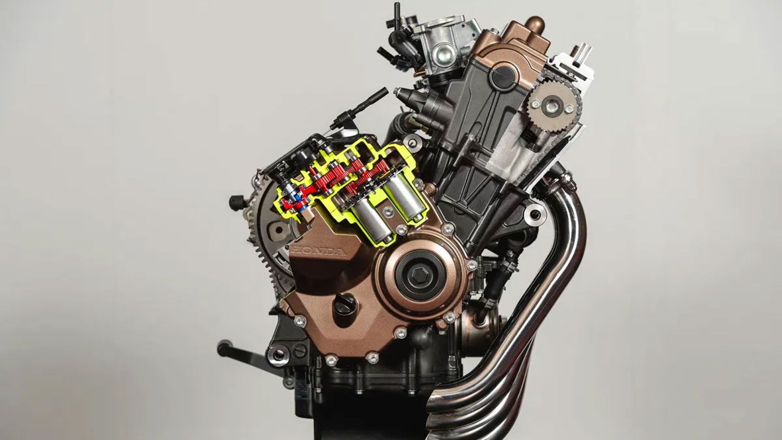 Η τεχνολογία του E-Clutch φαίνεται πως παίρνει κεντρική θέση στο μέλλον των μοτοσυκλετών της Honda. Μετά τα πρώτα μοντέλα που δοκίμασαν τη λύση αυτή, έρχονται τώρα οι CL250 και Rebel 250, που επιβεβαι Η τεχνολογία του E-Clutch φαίνεται πως παίρνει κεντρική θέση στο μέλλον των μοτοσυκλετών της Honda. Μετά τα πρώτα μοντέλα που δοκίμασαν τη λύση αυτή, έρχονται τώρα οι CL250 και Rebel 250, που επιβεβαι
