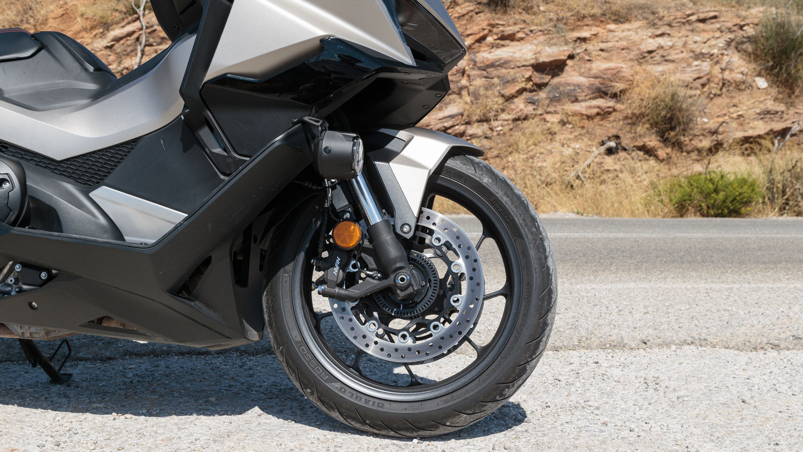 Στο σύστημα πέδησης το Forza 750 χρησιμοποιεί το ίδιο setup με το X-ADV, το οποίο περιλαμβάνει δύο δίσκους 310 χιλιοστών και ακτινικές δαγκάνες 4 εμβόλων της Nissin μπροστά και ένα δίσκο 240 χιλιοστών