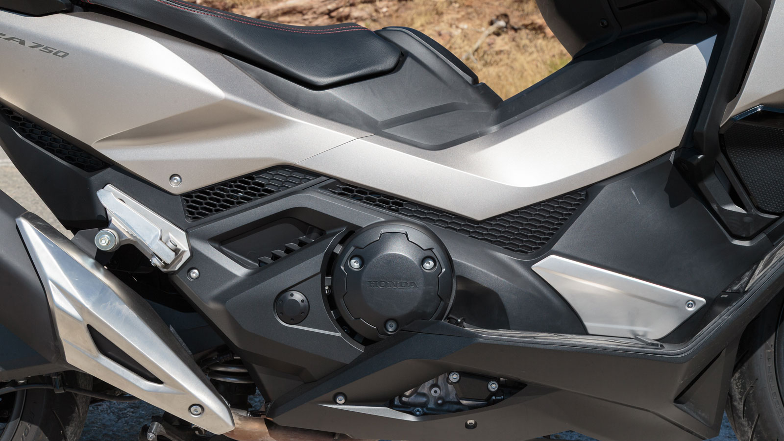 Στην καρδιά του Forza δεν θα μπορούμε να βρίσκεται άλλος από τον εγνωσμένης αξίας και αξιοπιστίας 8-βάλβιδο υδρόψυκτο κινητήρα 745κ.εκ. που εξοπλίζει και τα X-ADV,  NC.  Για το 2025 δεν υπέστη μηχανικ