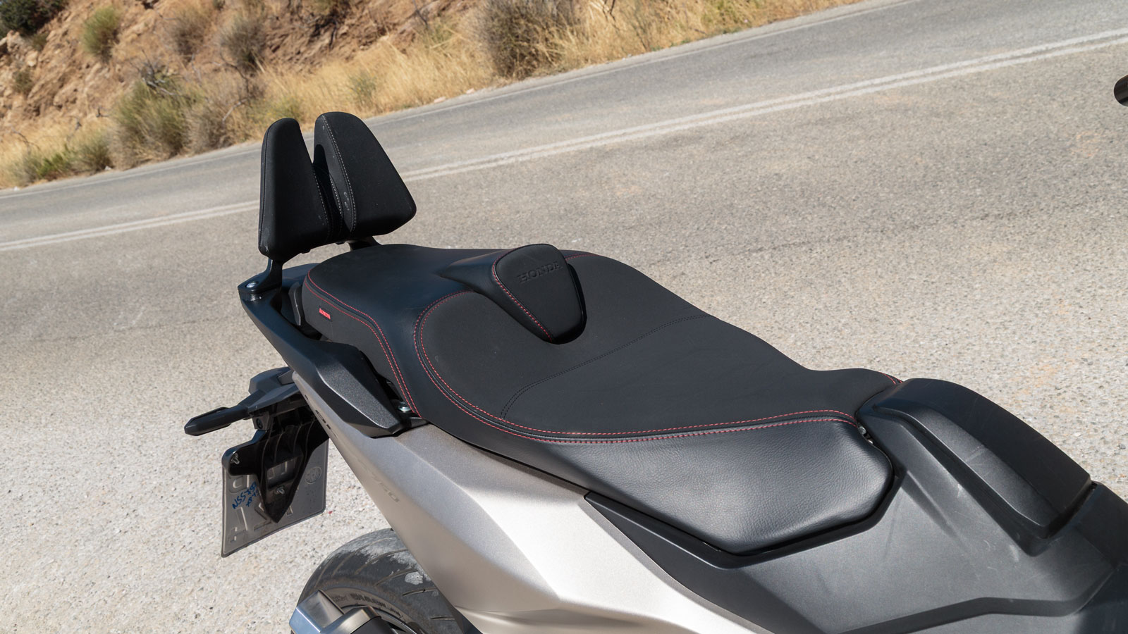 Η συνομοταξία των mega scooter οφείλει να λύνει εξισώσεις πρακτικότητας και το Forza έχει όλες τις απαντήσεις σχετικά με την ευχάριστη παραμονή του αναβάτη πάνω στη σέλα του. 