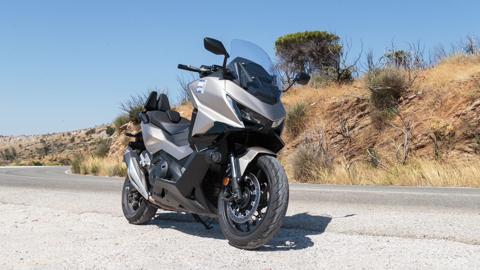 Χωρίς να αλλοιώσει τη σχεδιαστική του ταυτότητα, το νέο Forza 750 απέκτησε μια πιο κομψή και συνάμα δυναμική εμφάνιση που αντηχεί καλύτερα στο σήμερα. 