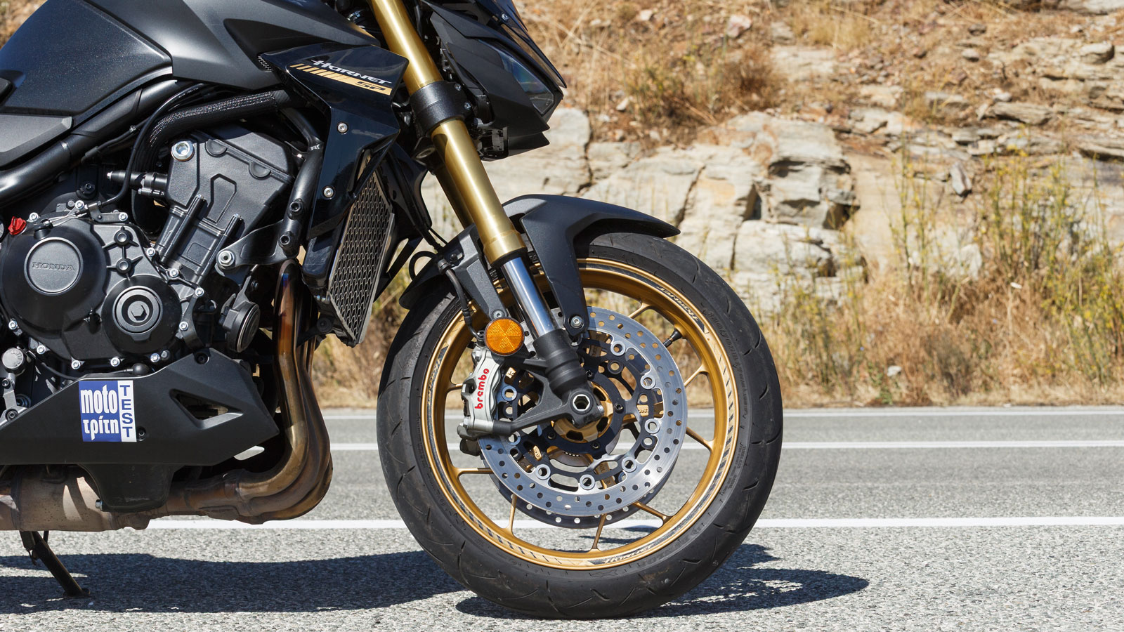 Η αναβαθμισμένη πέδηση Brembo Stylema επιβεβαιώνει τον premium χαρακτήρα της SP. Μπροστά, δύο δίσκοι 310mm με ακτινικές τετραπίστονες δαγκάνες προσφέρουν γραμμική αίσθηση, σταθερή δύναμη και έλεγχο, ε