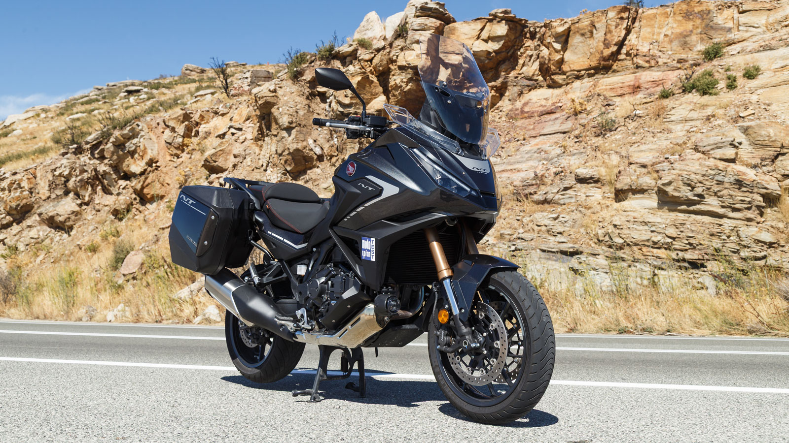 Το νέο Honda NT1100, εκτός από μία πιο εκτενή σουίτα ηλεκτρονικών και αναβαθμίσεις στα μηχανικά του μέρη, δέχεται και ένα Facelift που κάνει την εμφάνισή του πιο επιθετική, αποστασιοποιώντας το περαιτ
