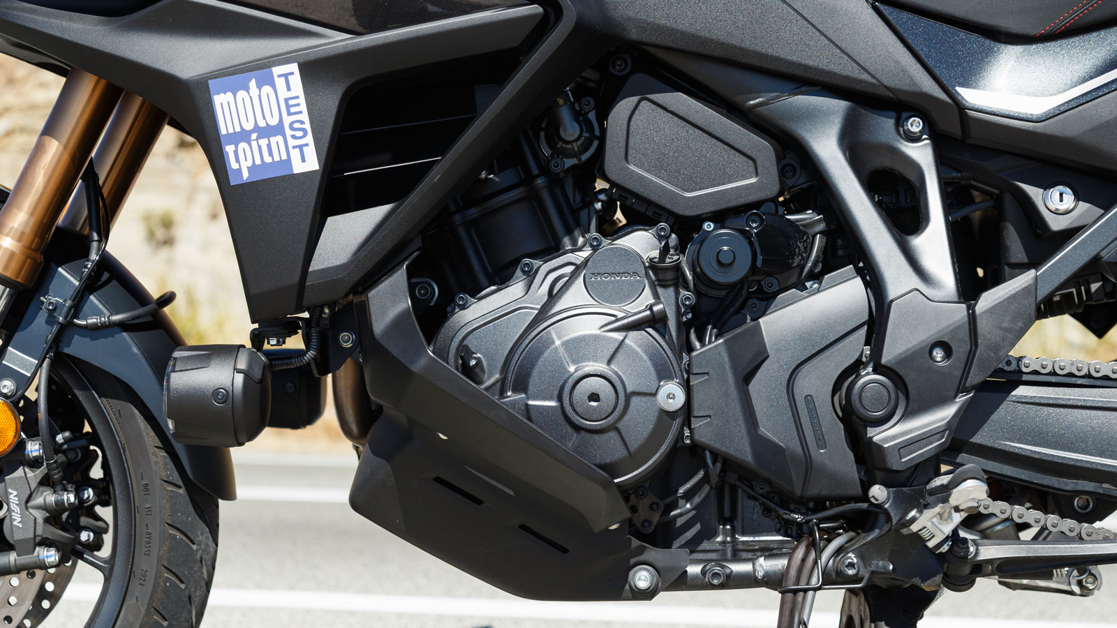 Στην «καρδιά» του Honda NT1100, βρίσκεται ο δικύλινδρος εν σειρά κινητήρας 1.084cc που συναντάμε και στην επιβλητική Adventure Africa Twin, με διαστήματα ανάφλεξης 270° στον στρόφαλο, συμμορφωμένος με