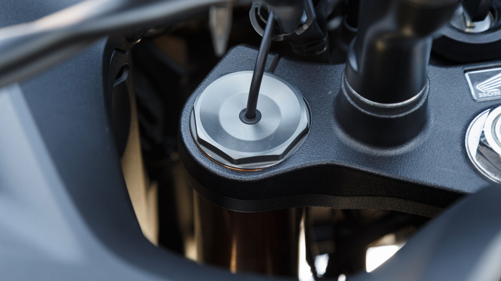 Εμπρός θα βρεις ένα ανεστραμμένο πιρούνι 43χλστ της Showa με την τεχνολογία EERA (Electronically Equipped Ride Adjustment system) που ρυθμίζει εν κινήσει την απόσβεση επαναφοράς και συμπίεσης, ενώ στο