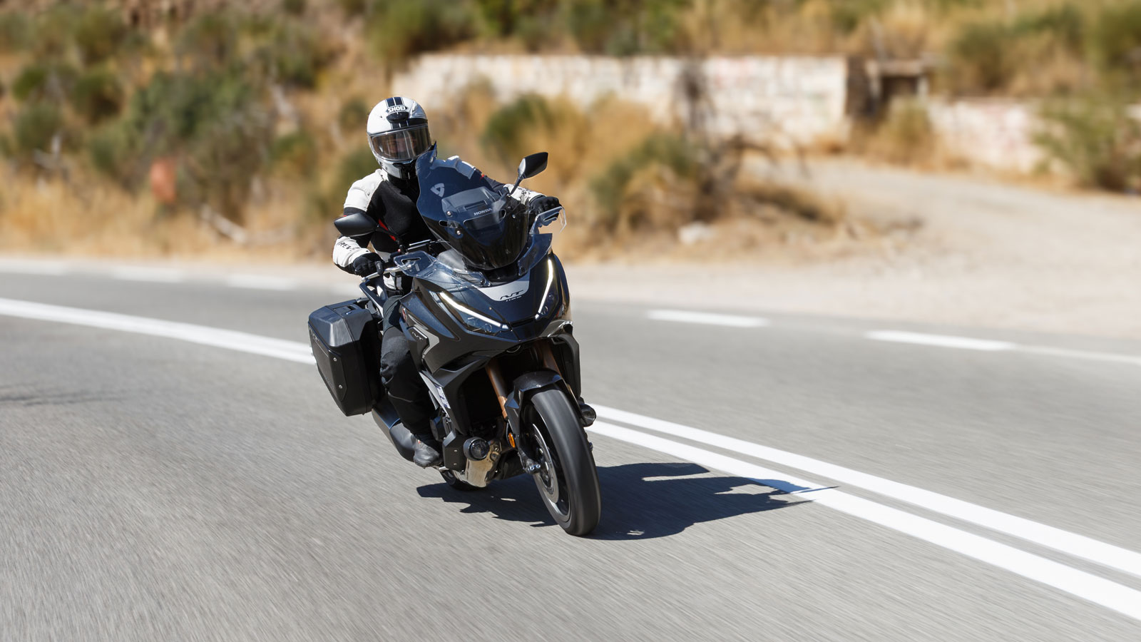  Τα 102 άλογα μπορεί να ακούγονται λίγα για τα κυβικά του, η συνεχής & απρόσκοπτη απόδοση του κινητήρα όμως  από χαμηλά στις στροφές μέχρι και τα κόκκινα, δημιουργούν ένα σύνολο, άκρως απολαυστικό σε 