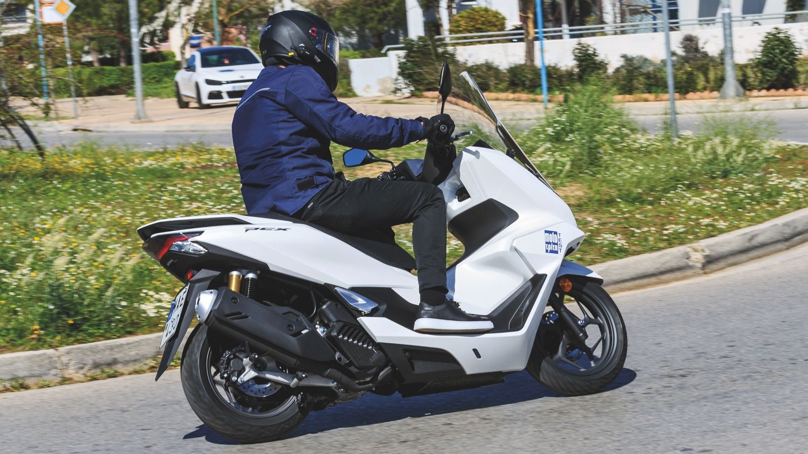 Τα επίπεδα ελέγχου είναι υψηλότατα και γνωρίζεις ανά πάσα στιγμή τι συμβαίνει κάτω από τις ρόδες, χωρίς την ίδια στιγμή να ενοχλείσαι από λακούβες και κακοτεχνίες. 