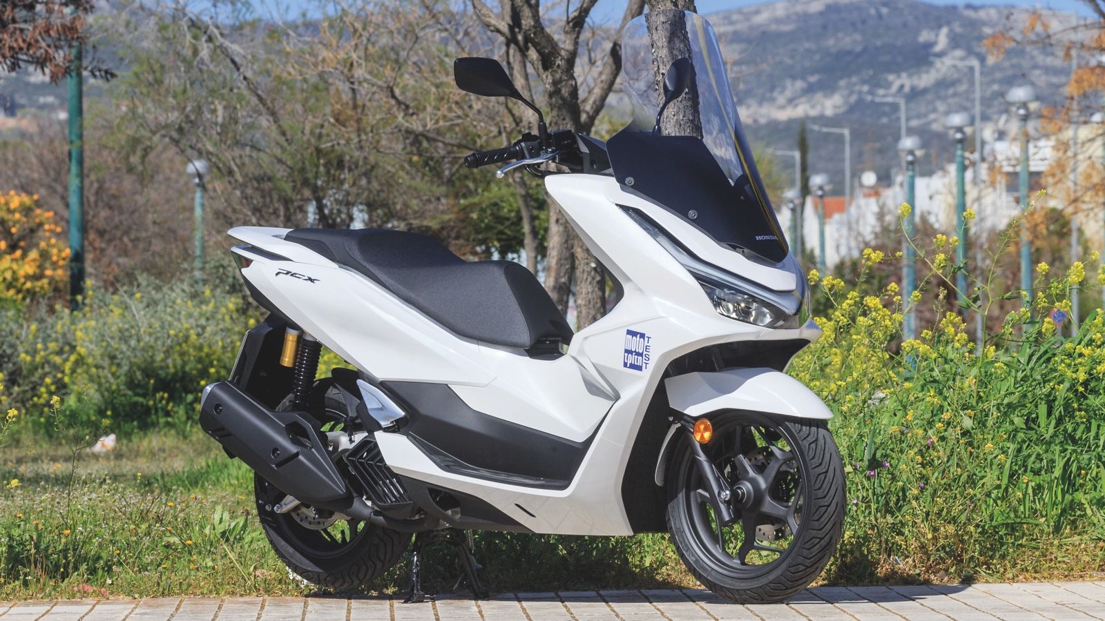 Το PCX διατηρεί και χτίζει πάνω στη φουτουριστική του σχεδίαση και στην υψηλή ποιότητα κατασκευής στην οποία μας έχει συνηθίσει η Honda: τα πλαστικά έχουν πολύ καλό φινίρισμα και συναρμολόγηση, χωρίς 