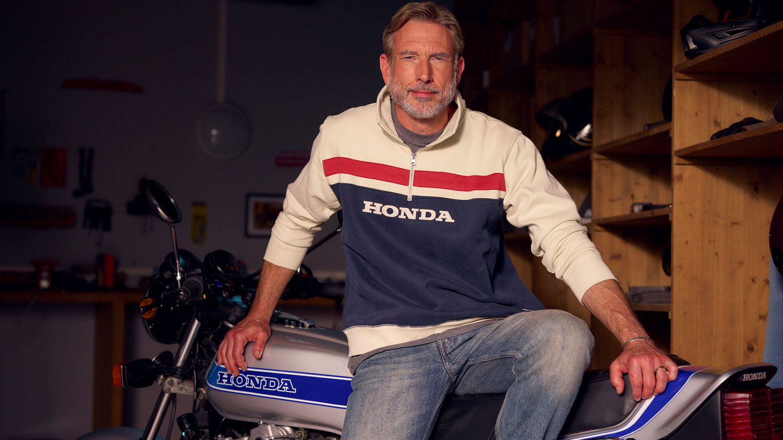 Στην EICMA 2025, η Honda κάνει ένα διαφορετικό αλλά εξίσου εντυπωσιακό βήμα. Παρουσιάζει τη μεγαλύτερη συλλογή ένδυσης που έχει δημιουργήσει ποτέ, μια σειρά που γεφυρώνει τον κόσμο της μοτοσυκλέτας με Στην EICMA 2025, η Honda κάνει ένα διαφορετικό αλλά εξίσου εντυπωσιακό βήμα. Παρουσιάζει τη μεγαλύτερη συλλογή ένδυσης που έχει δημιουργήσει ποτέ, μια σειρά που γεφυρώνει τον κόσμο της μοτοσυκλέτας με