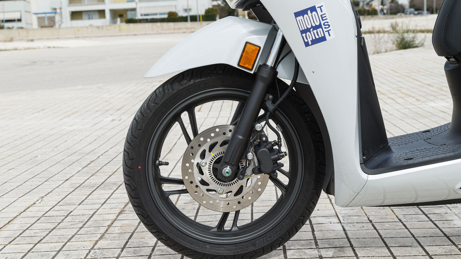 Στον τομέα των φρένων, το SH150i διαθέτει δίσκο 240 mm εμπρός με διπίστονη δαγκάνα και δίσκο πίσω 240 χιλιοστών με μονοπίστονη δαγκάνα, συνοδευόμενα από ΑBS που εξασφαλίζει ισορροπημένη πέδηση στις απ