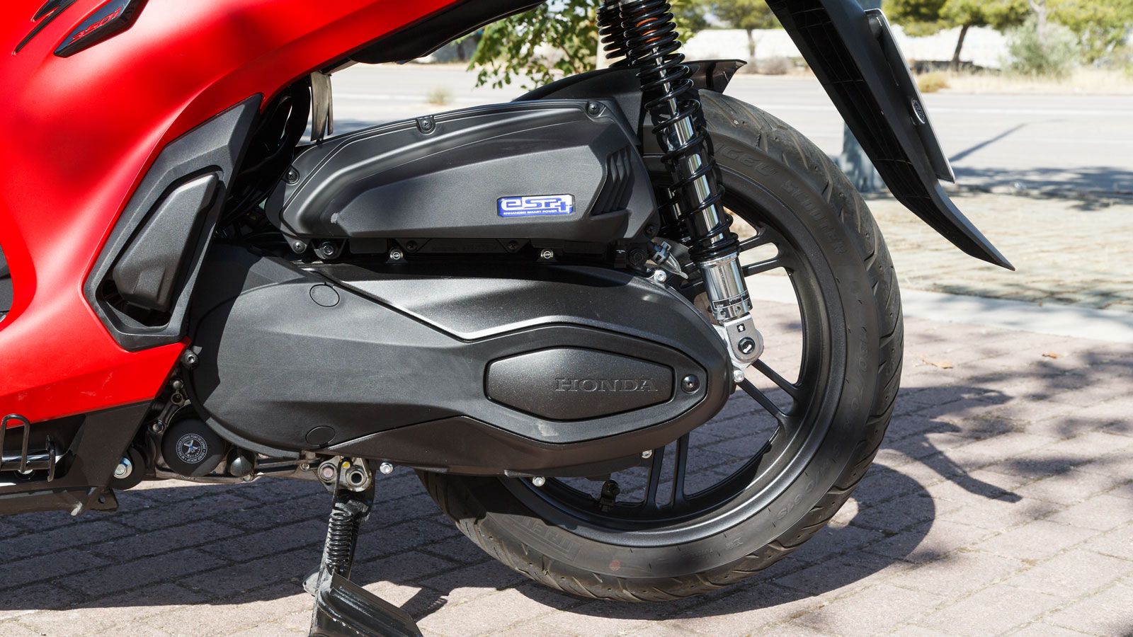 Ο κινητήρας με τον οποίο εξοπλίζεται το Honda SH 350i είναι ο γνωστός πλέον eSP+ που συνδυάζει άριστα περιβαλλοντικά χαρακτηριστικά με υψηλή ιπποδύναμη, χάρη στην εφαρμογή τεχνολογιών μείωσης τριβών.