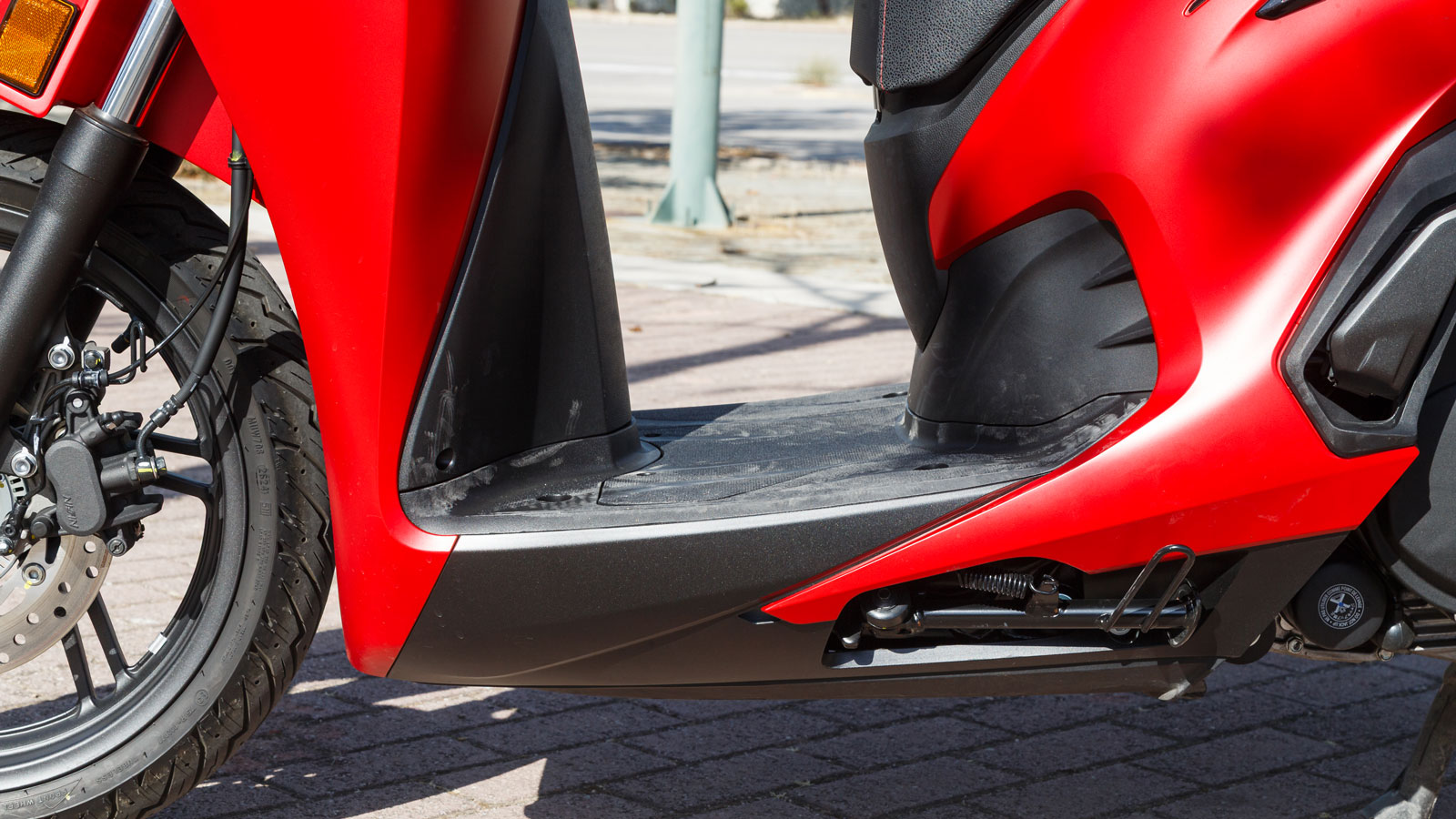 Το επίπεδο πάτωμα, χαρακτηριστικό της σειράς SH, προσφέρει ευκολία στη μεταφορά μικροφορτίων, σε συνδυασμό με τον πρακτικό γάντζο στην ποδιά. 