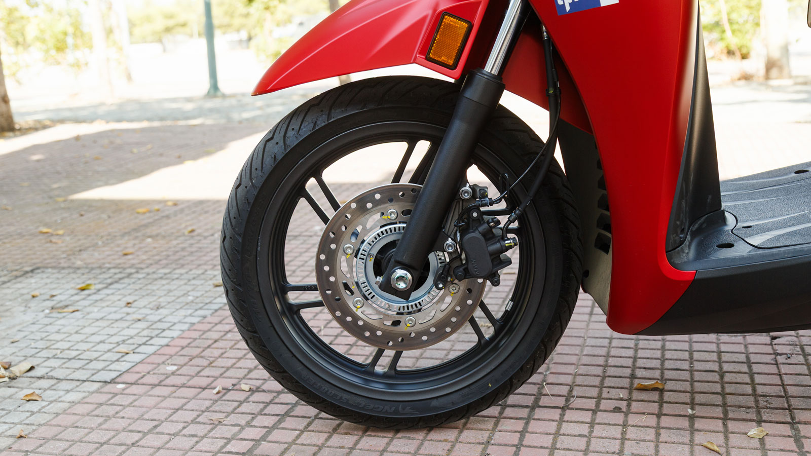 Στον τομέα των αναρτήσεων, εξοπλίζεται με ένα τηλεσκοπικό πιρούνι 35 χιλιοστών και δύο πίσω αμορτισέρ με ρυθμιζόμενη προφόρτιση ελατηρίου, ψαλίδι από χυτό αλουμίνιο και ένα σύστημα συνδέσμων Oleo τοπο