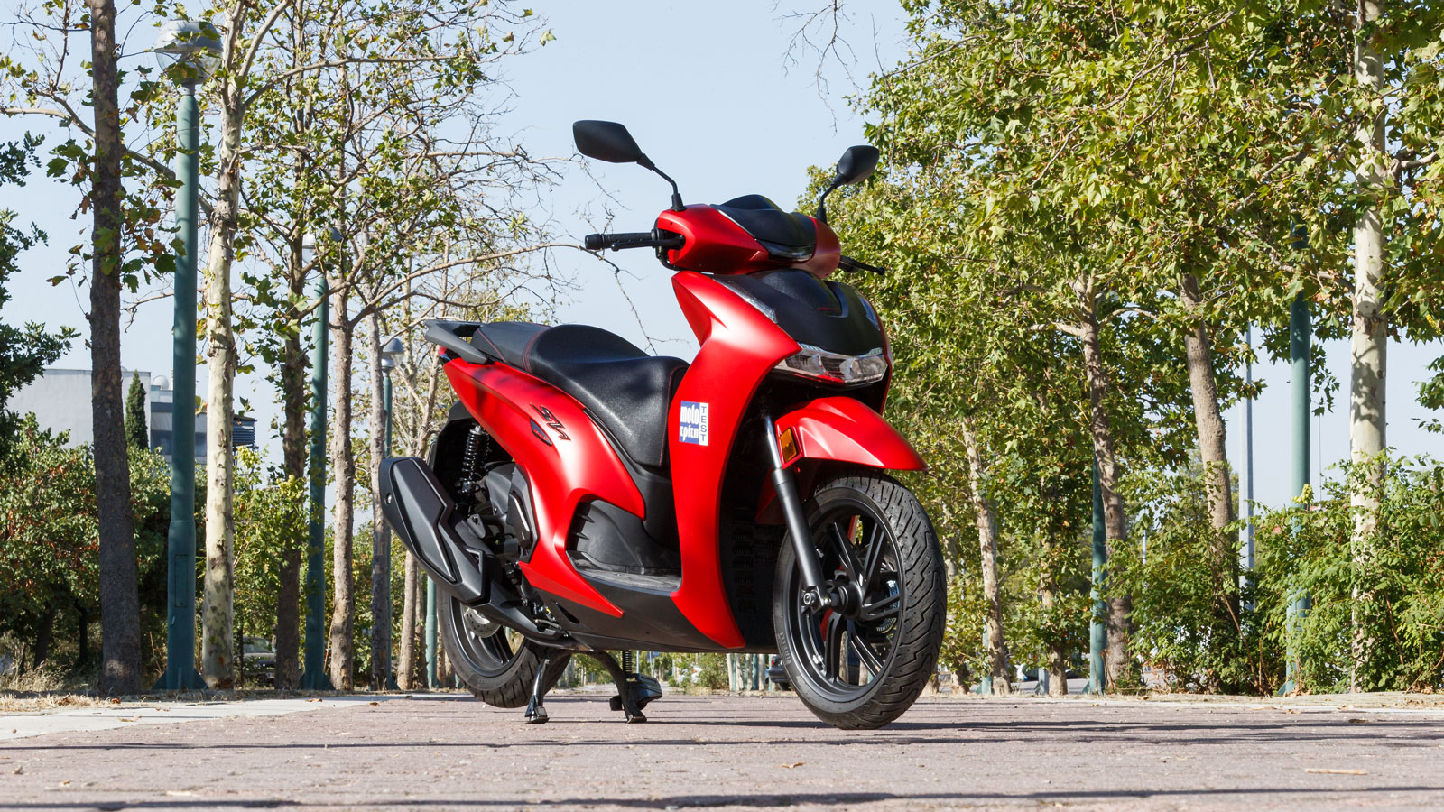 Το scooter της Honda ακολουθεί το ίδιο σχεδιαστικό μονοπάτι με τα μικρότερα αδερφάκια του SH 125-150 - τον ανασχεδιασμό ανέλαβε η ιταλική ομάδα του εργοστασίου της Atessa. 