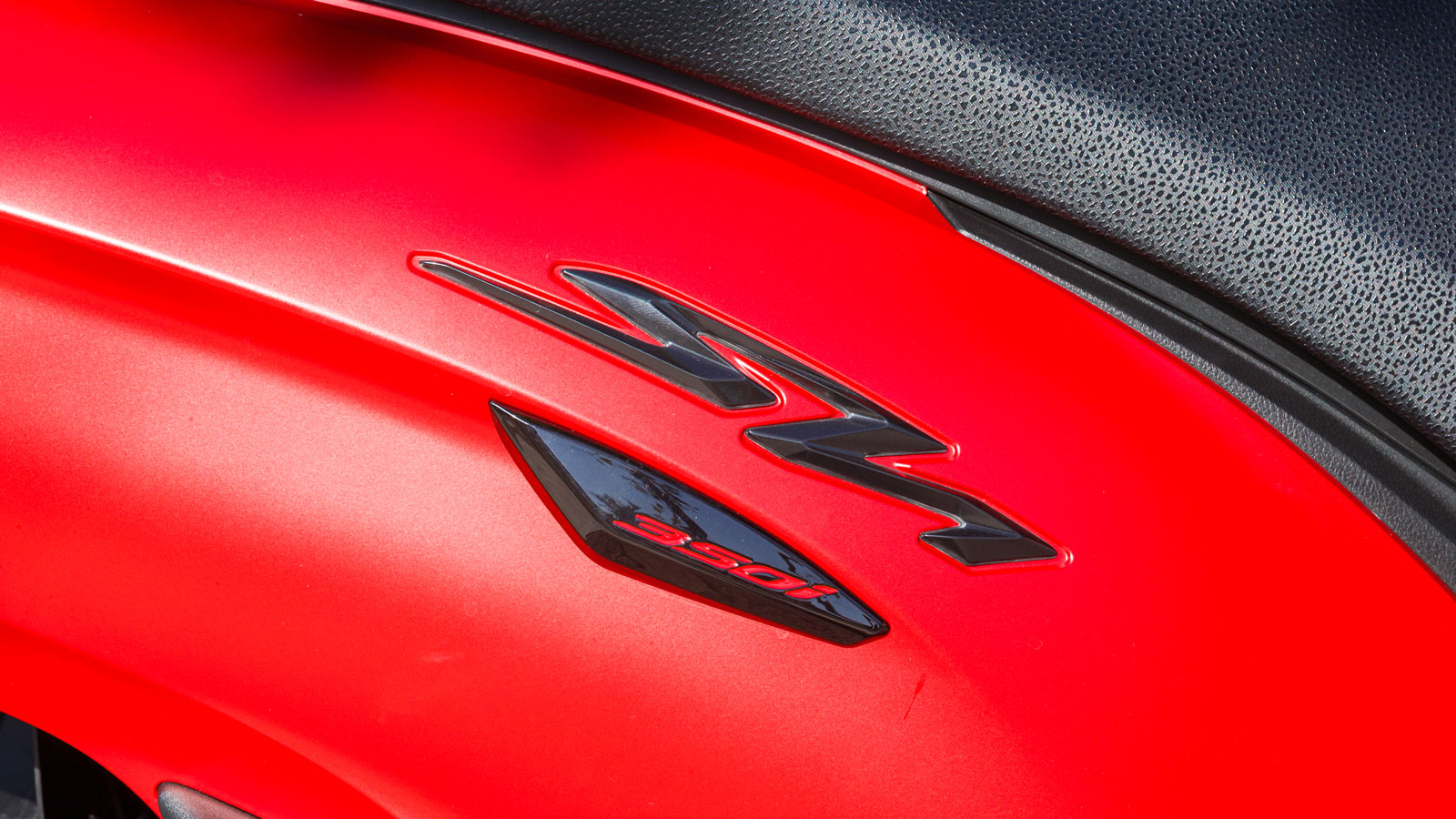 To Honda SH 350i ξεχωρίζει λόγω της ποιότητας κύλισης και της πολιτισμένης λειτουργίας του κινητήρα.