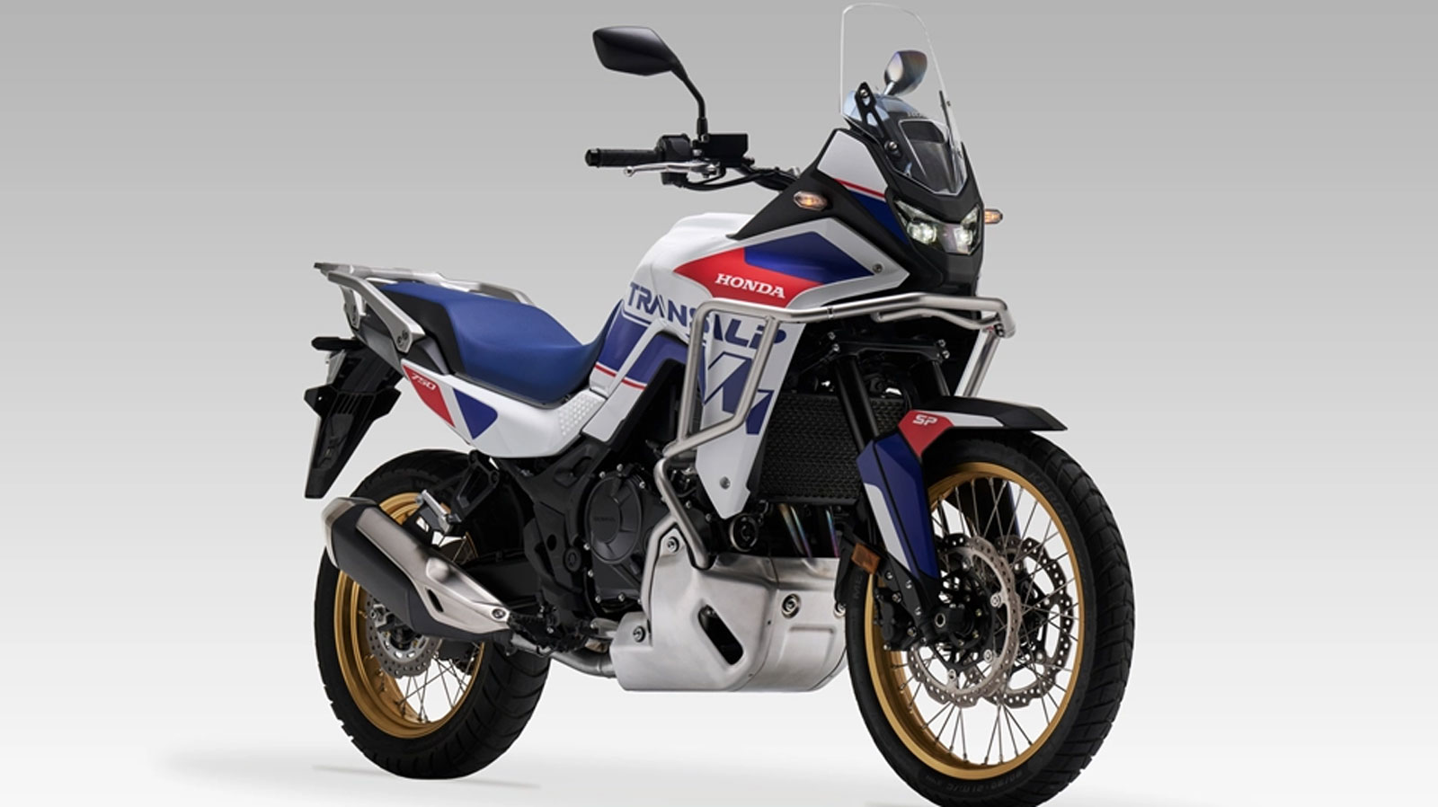 Η νέα Honda XL750 Transalp SP προσγειώνεται στην αγορά με μια αισθητική που πατάει γερά στη ρετρό παράδοση των rally μοντέλων της Honda. Η νέα Honda XL750 Transalp SP προσγειώνεται στην αγορά με μια αισθητική που πατάει γερά στη ρετρό παράδοση των rally μοντέλων της Honda.