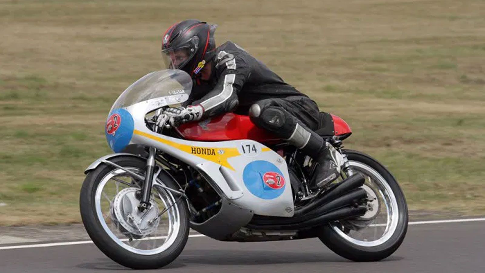 Η θρυλική Honda Six επιστρέφει στο Isle of Man Classic TT, αναβιώνοντας τον ήχο και την αίγλη των 60s. Με τον Mick Grant στο τιμόνι, η πιστή ανακατασκευή της RC174 των 297cc θα θυμίσει στους θεατές τι