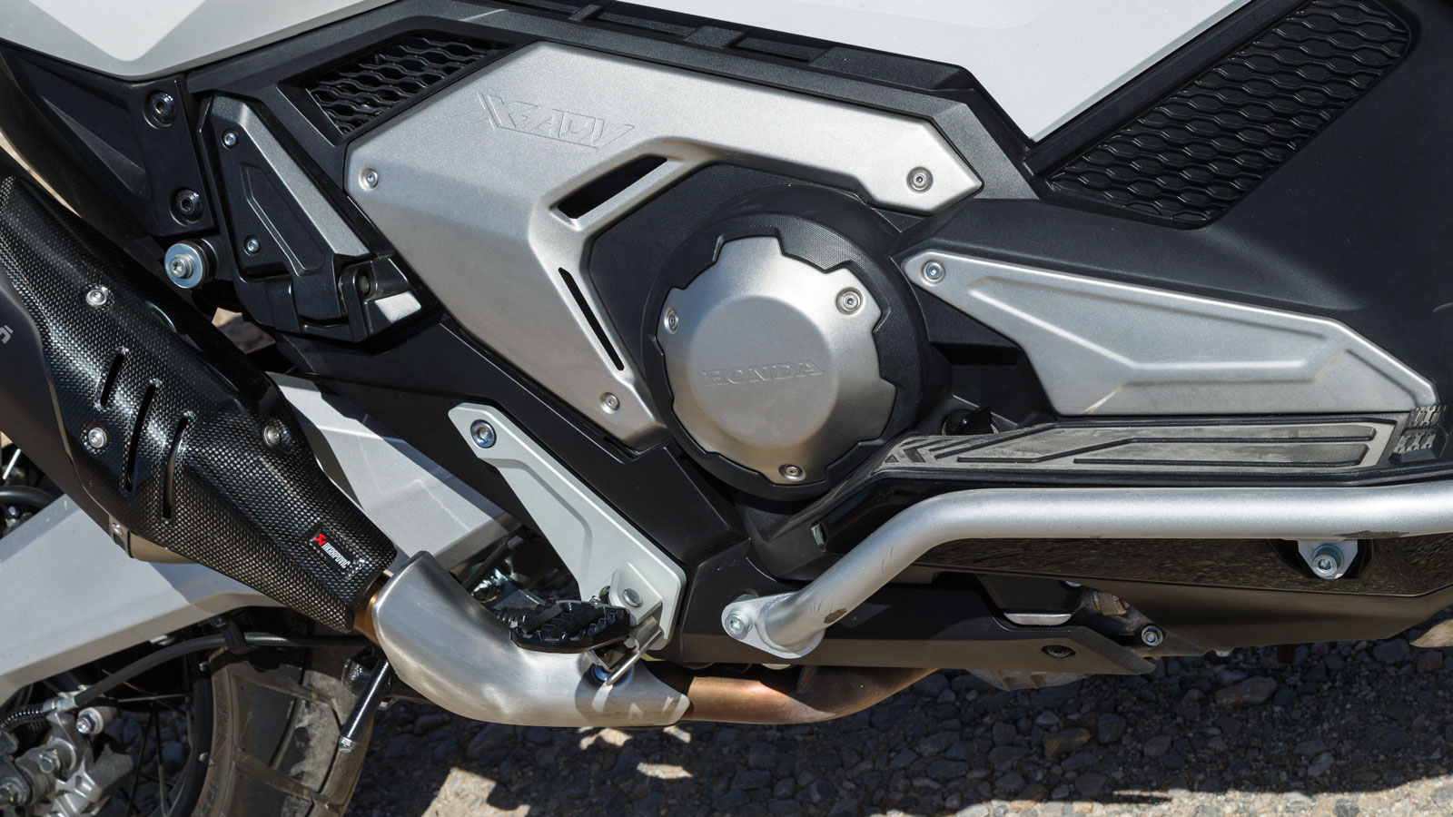 Ο δικύλινδρος 8-βάλβιδος κινητήρας των 745κ.εκ. πέρασε το κατώφλι των  Euro5+ προδιαγραφών χωρίς την παραμικρή απώλεια σε δύναμη και ελαστικότητα, καθώς έχει το κατάλληλο μηχανολογικό υπόβαθρο για να 