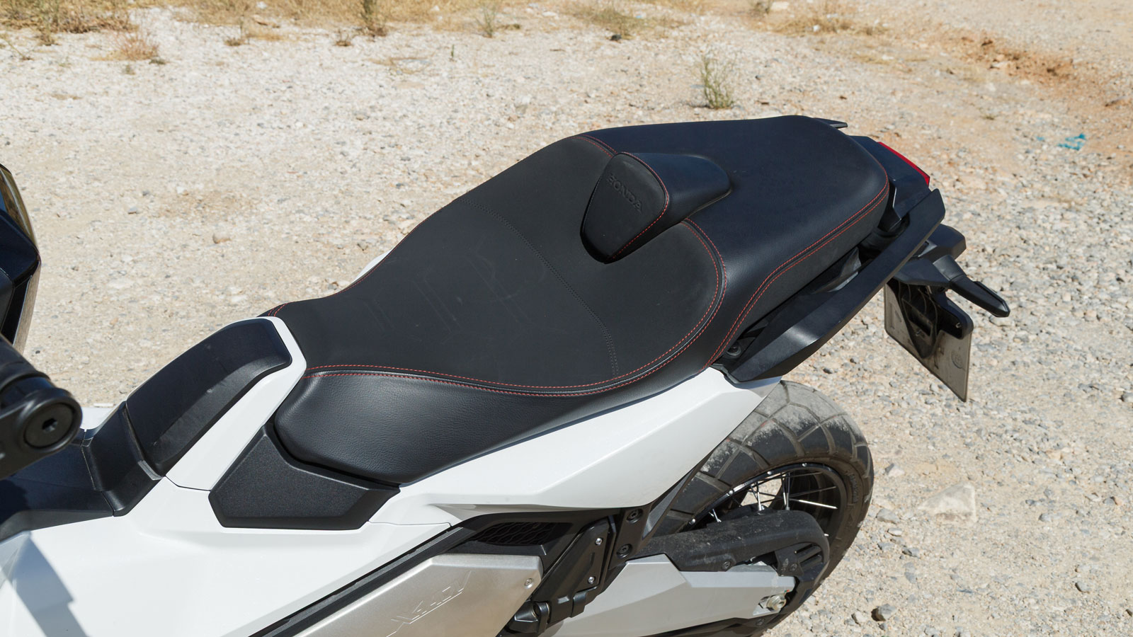 Επενδύοντας στην άνεση, η σέλα έχει 10% περισσότερο αφρό ουρεθάνης, με το ύψος της να παραμένει στα 820χιλ. ώστε να μην θυσιάζει την ευκολία πρόσβασης. 