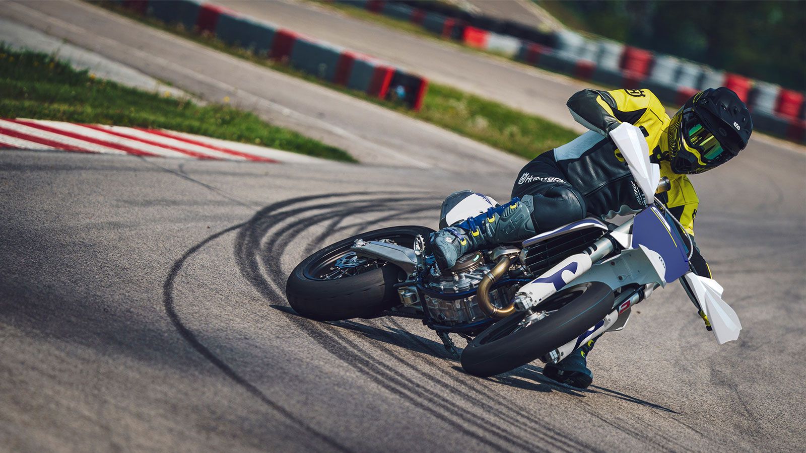 Η Husqvarna εξοπλίζει το νέο FS 450 με τετράχρονο, υγρόψυκτο κινητήρα 450 κ.εκ. SOHC, σχεδιασμένο να είναι ιδιαίτερα ελαφρύ (μόλις 26,8 κιλά) και συμπαγής. Με διάμετρο × διαδρομή 95 × 63,4 χ