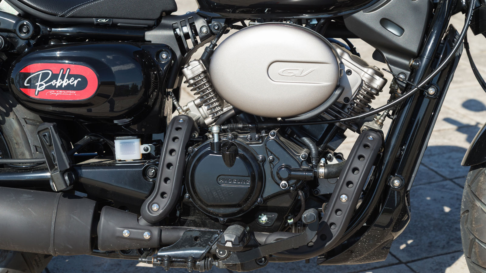 Ο κινητήρας του Bobber GV125 EVO Supreme είναι ένας υδρόψυκτος τετράχρονος V-Twin 124,7 cc σε διάταξη 60 μοιρών με βελντιλατέρ, χαρακτηριστικό που το διαφοροποιεί από την πλειονότητα των μονοκύλινδρων