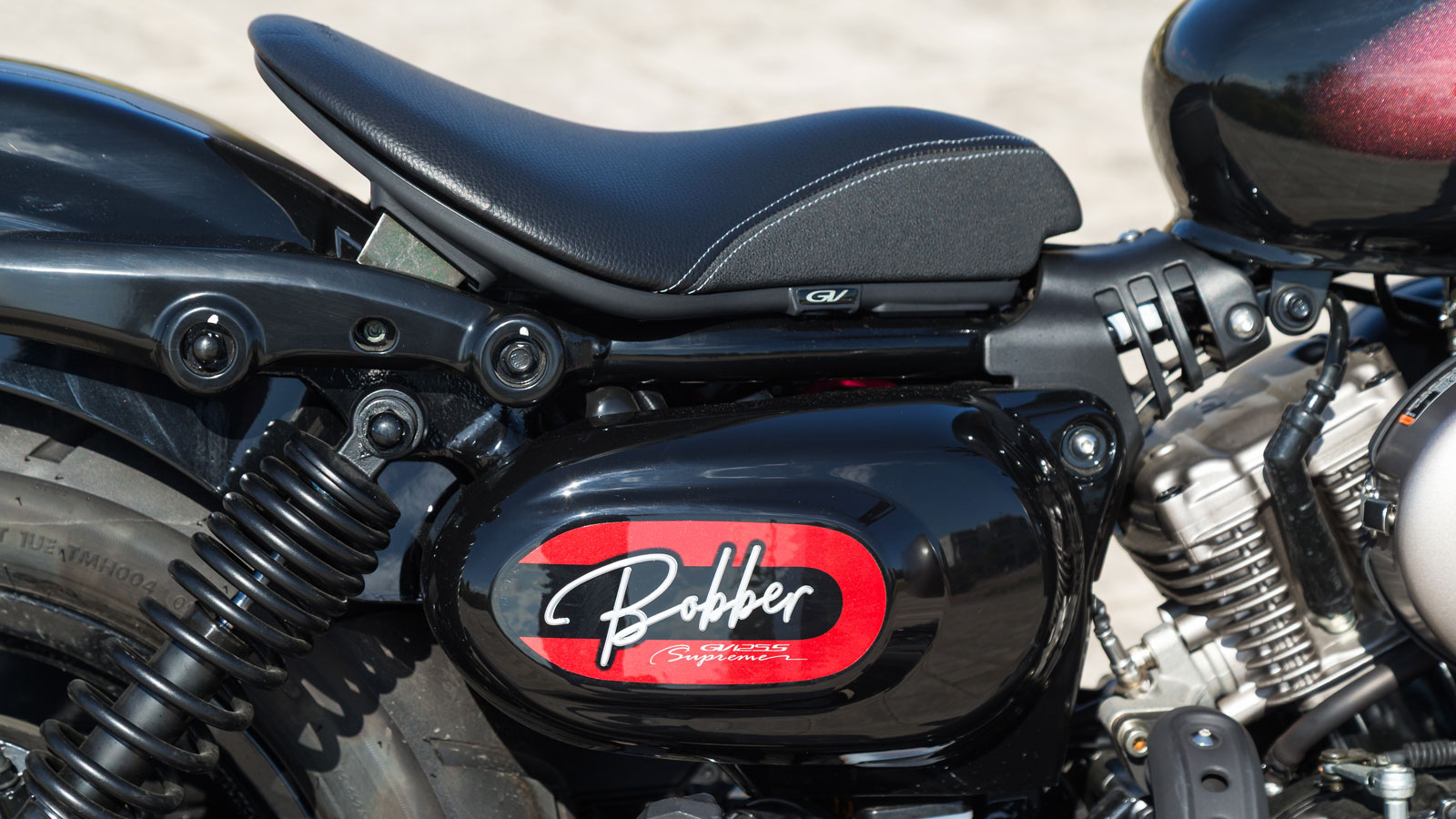 Η θέση οδήγησης του Bobber GV125 EVO Supreme είναι χαμηλή και απόλυτα προσανατολισμένη στο bobber ύφος, φέρνοντας τον αναβάτη κοντά στο τιμόνι και στο κέντρο της μοτοσυκλέτας.