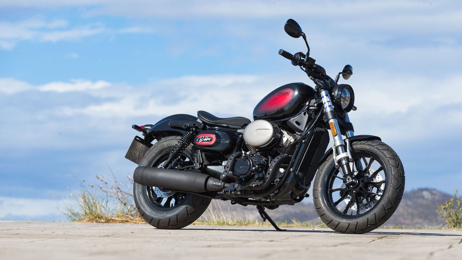 Το Hyosung Bobber GV125S V-Twin αποτελεί τη μικρού κυβισμού είσοδο στη φιλοσοφία των αυθεντικών Bobber, φέρνοντας την αισθητική και τον χαρακτήρα μιας μεγαλύτερης custom μοτοσυκλέτας στα 125 κυβικά. Το Hyosung Bobber GV125S V-Twin αποτελεί τη μικρού κυβισμού είσοδο στη φιλοσοφία των αυθεντικών Bobber, φέρνοντας την αισθητική και τον χαρακτήρα μιας μεγαλύτερης custom μοτοσυκλέτας στα 125 κυβικά.