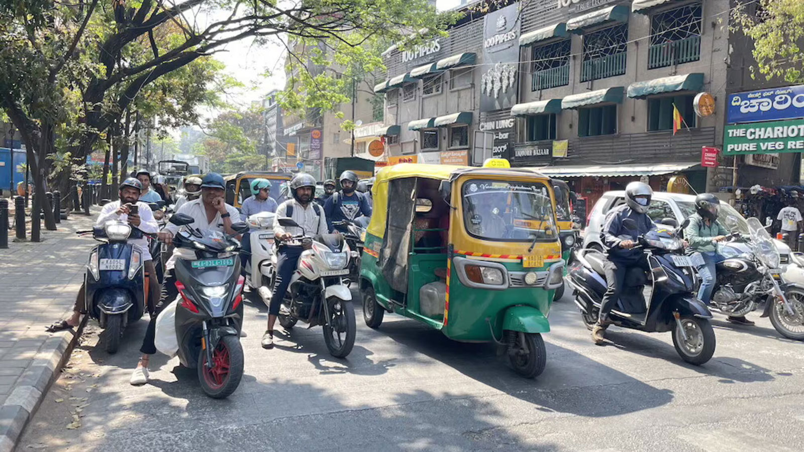 Η συνεχής επεξεργασία πληροφοριών σε τέτοια περιβάλλοντα οδηγεί σε γνωστική κόπωση. Ο εγκέφαλος καλείται να υπολογίζει ταχύτητες, αποστάσεις, απρόβλεπτες κινήσεις ζώων ή οχημάτων και μικρο-αποφάσεις κ