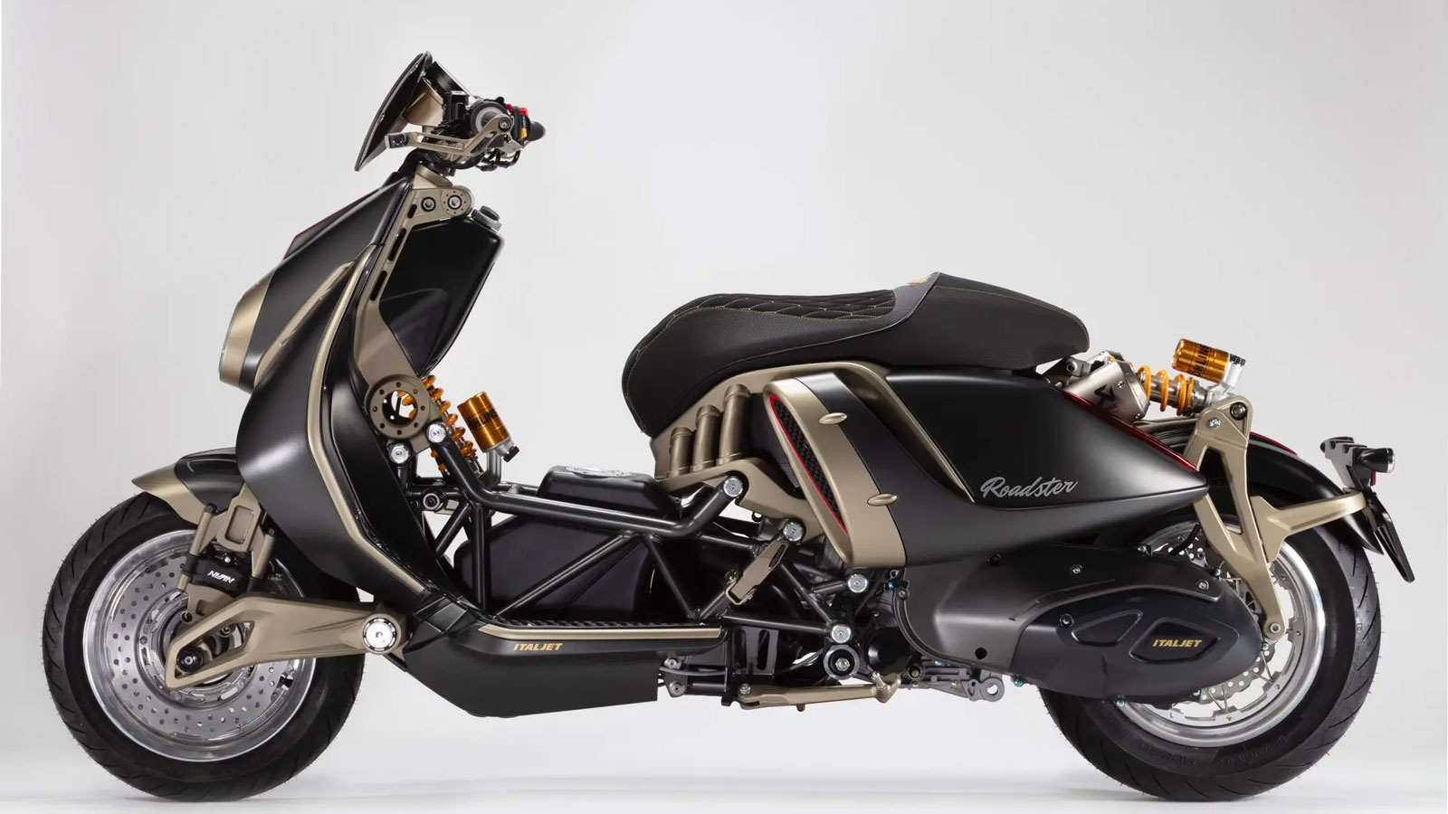Η Italjet Roadster 400 έρχεται να συνεχίσει την παράδοση της μάρκας μετά το Dragster, αλλά αυτή τη φορά με ξεκάθαρη ρετρό ταυτότητα και έντονη μηχανολογική φιλοσοφία. 