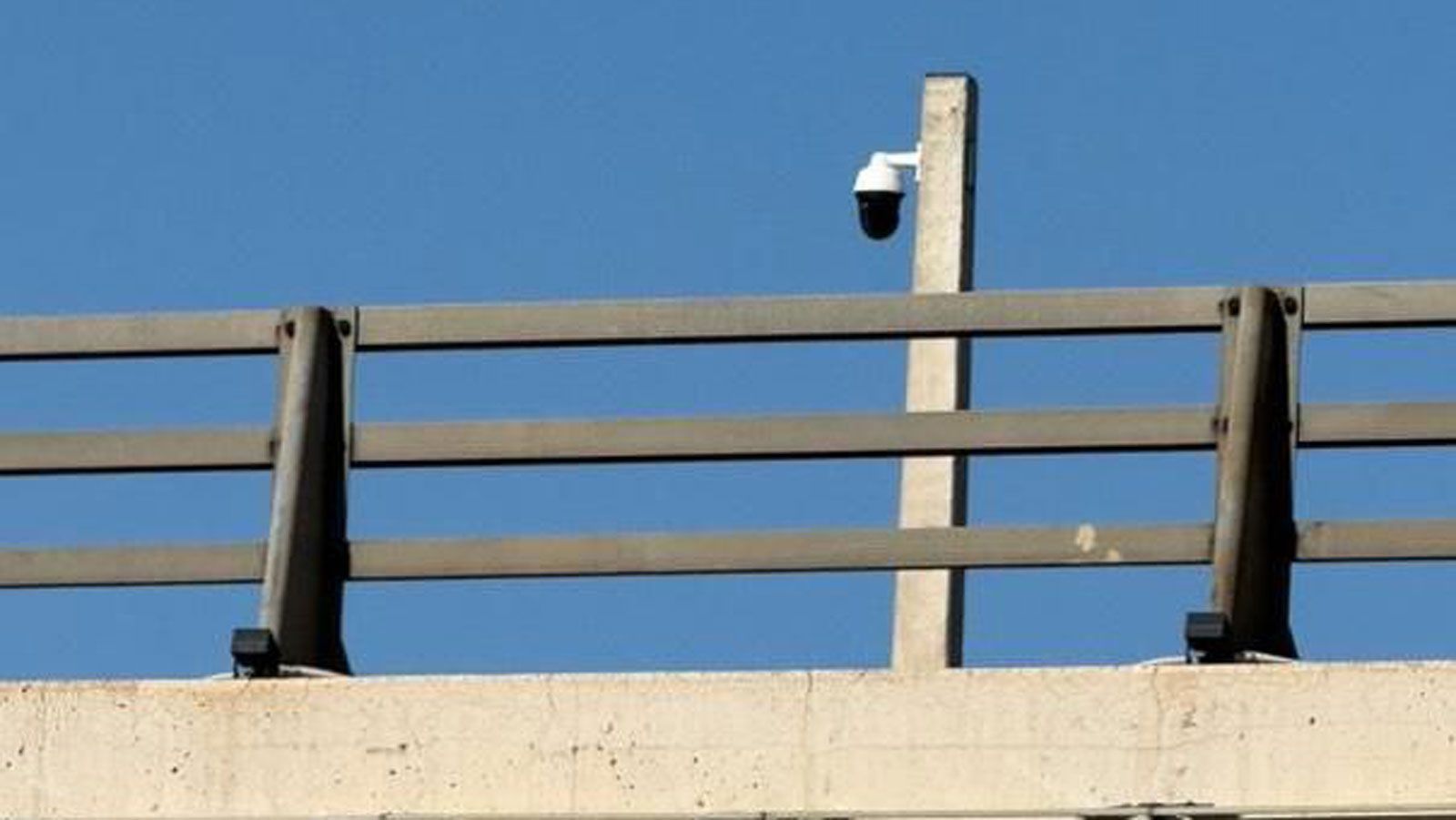 Σε πλήρη λειτουργία βρίσκονται οι πρώτες κάμερες AI καταγραφής παραβάσεων στην Αττική, σύμφωνα με πληροφορίες που έχουμε. Οι δύο πρώτες εντοπίστηκαν στη διασταύρωση της οδού Δυρραχίου, που ενώνει τα Σ